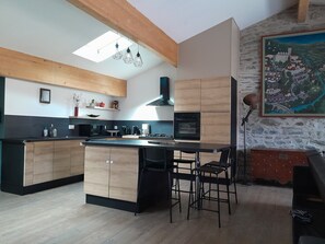 Fridge, microwave, oven, stovetop - Stone loft panoramic mountain views (rigarda)