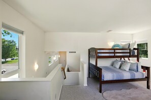 3 habitaciones, caja de seguridad en la habitación y escritorio