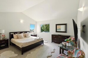 3 dormitorios, caja fuerte, escritorio y tabla de planchar con plancha