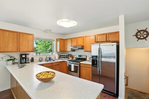 Refrigerador, microondas, horno y parrilla de estufa 