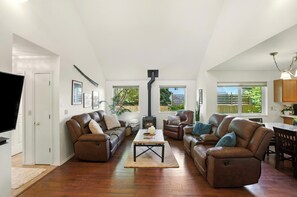 Smart TV, chimenea y libros 