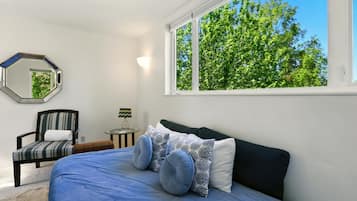 3 bedrooms, in-room safe, desk, iron/ironing board