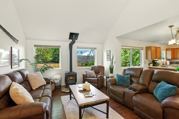 Smart TV, chimenea y libros 