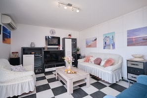 Deluxe Apartment, 1 Bedroom, Balcony, Sea View | Living room | Flat-screen TV - Seaview Apartment Kia by Litto (Podstrana)