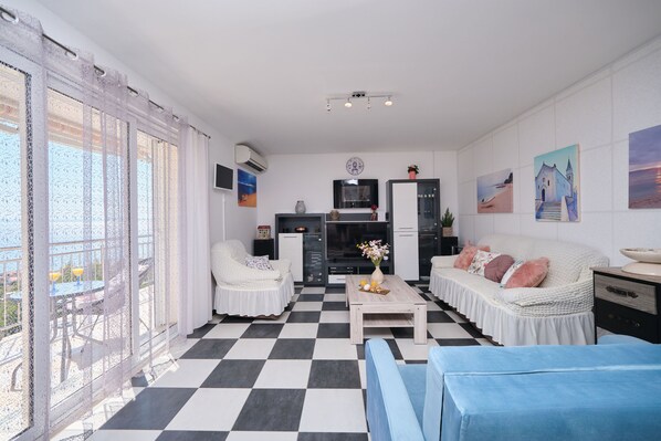 Deluxe Apartment, 1 Bedroom, Balcony, Sea View | Living room