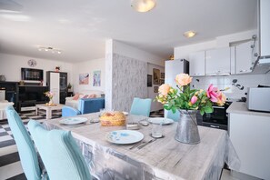 Deluxe Apartment, 1 Bedroom, Balcony, Sea View | Dining room