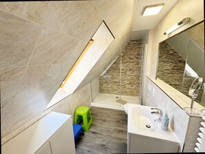 Shower, hair dryer - Apartment 06 with balcony and view of the Bodden - MR: Haus Inselperle with view of the (Mönchgut)
