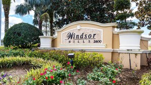 Señal de Windsor Hills con un jardín ajardinado en primer plano.