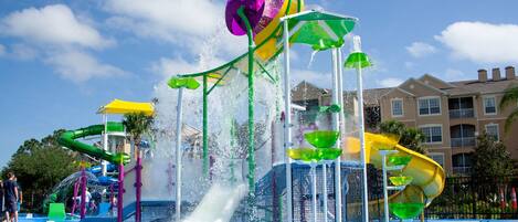 Una piscina al aire libre, una piscina climatizada