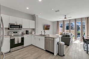 Frigorifero, microonde, forno, piano cottura