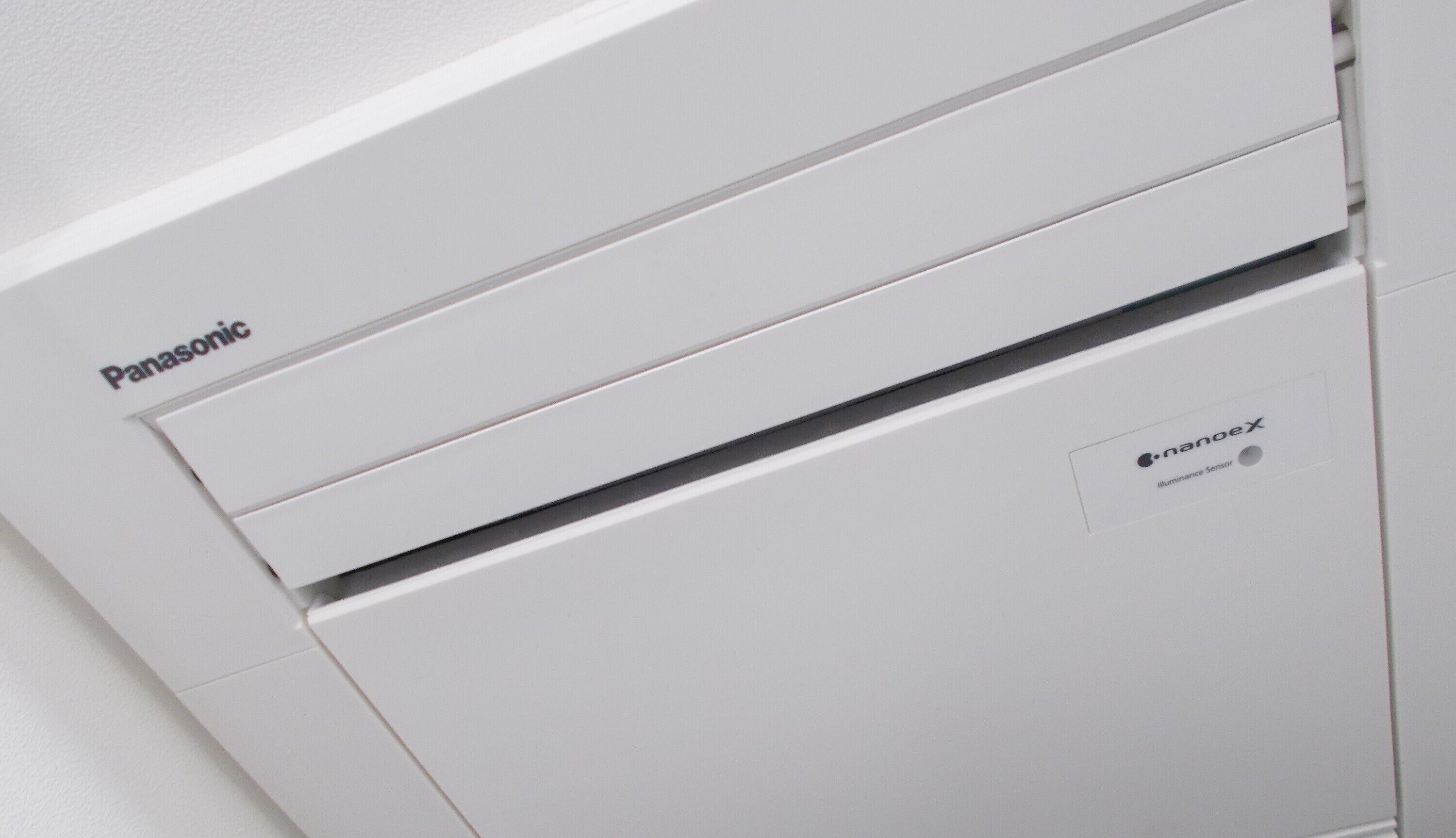 Un electrodoméstico blanco de Panasonic con una etiqueta que indica 'NanoeX' y 'Sensor de Iluminancia'.