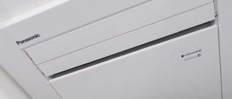 Un electrodoméstico blanco de Panasonic con una etiqueta que indica 'NanoeX' y 'Sensor de Iluminancia'.