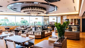 Breakfast, dinner and brunch served