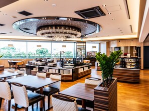 Breakfast, dinner and brunch served