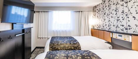 Habitación de hotel con dos camas, televisor, armario y ventana con cortinas.