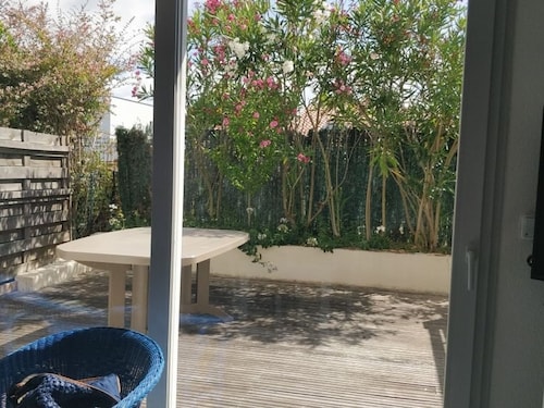 Maison 60m² avec terrasse, piscine, parking privé, à 10 min de la plage - Animaux acceptés