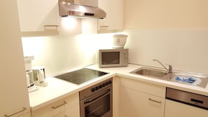 Kühlschrank, Mikrowelle, Ofen, Geschirrspüler