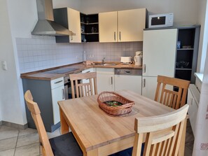 Kühlschrank, Mikrowelle, Ofen, Geschirrspüler