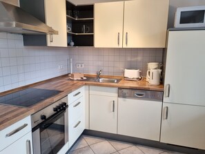 Kühlschrank, Mikrowelle, Ofen, Geschirrspüler