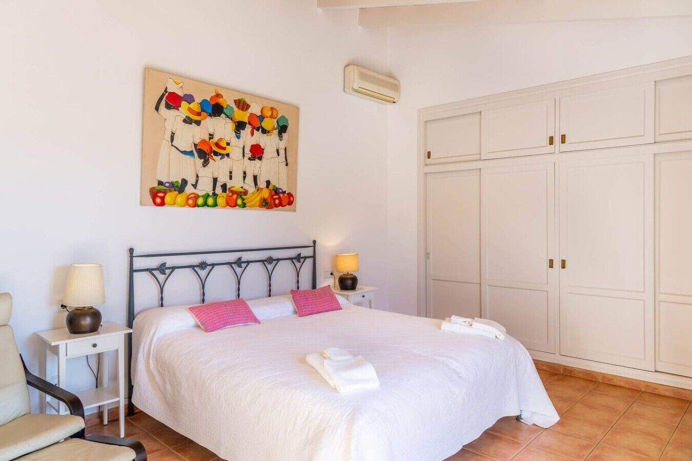 Iron/ironing board, WiFi, bed sheets