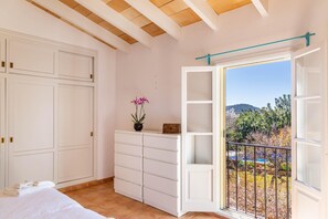 3 bedrooms, iron/ironing board, Internet, bed sheets