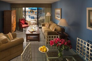 Living area - Beautiful beachfront Condo (North Myrtle Beach)