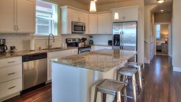 Een koelkast, een magnetron, een oven, een kookplaat