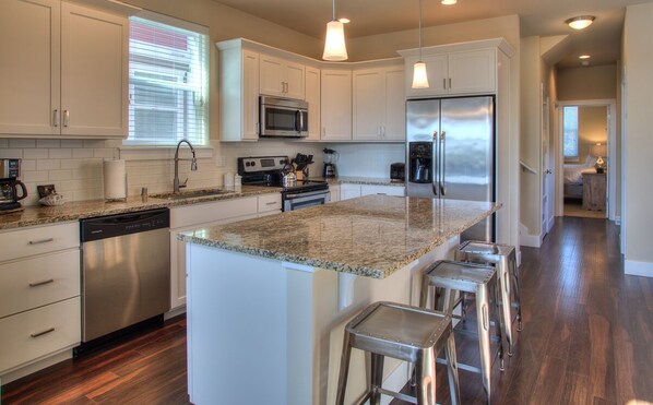 Fridge, microwave, oven, stovetop - Ocean Adventure - Oyhut Bay Seaside Village (Ocean Shores)