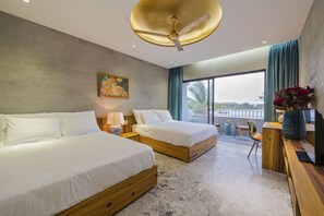 ミニバーのアイテム (無料)、セーフティボックス (室内)、客室ごとに異なる装飾、デスク