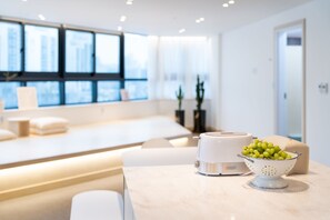 Geladeira, micro-ondas, cooktop, panela elétrica de arroz