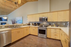 Fridge, microwave, oven, stovetop - Siren's Serenity Condominium - Oyhut Bay Seaside Village (Ocean Shores)