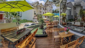 Breakfast, lunch, dinner served; local and international cuisine