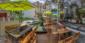 Phục vụ bữa sáng, bữa trưa, bữa tối, món địa phương và quốc tế 