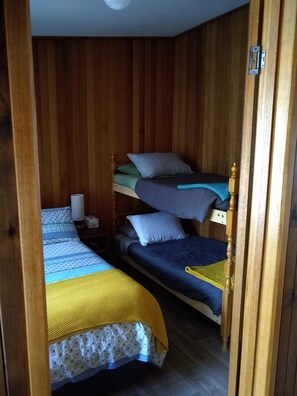 2 makuuhuonetta, silitysrauta/-lauta, vuodevaatteet