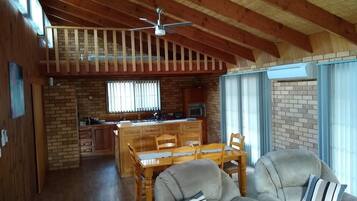 Télévision, cheminée, lecteur de DVD, livres