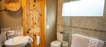 Downtown charmer, blocks from park, river & downtown, pet friendly