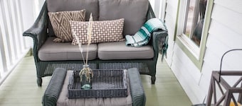 Downtown charmer, blocks from park, river & downtown, pet friendly