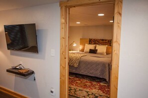 2 bedrooms, desk, travel cot, free WiFi - Downtown charmer, blocks from park, river & downtown, pet friendly (Livingston)