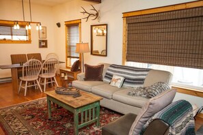 Smart TV, books - Downtown charmer, blocks from park, river & downtown, pet friendly (Livingston)