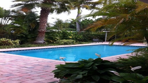 Few Minutes to the Beach, restaurants and shops