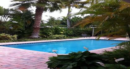 Few Minutes to the Beach, restaurants and shops