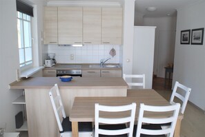 Kühlschrank, Ofen, Geschirrspüler, Wasserkocher mit Kaffee-/Teezubehör