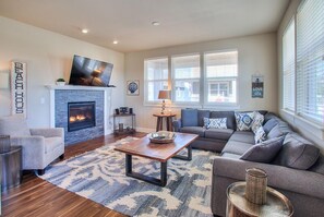 TV, fireplace, DVD player - Pacific Paradise Beach House - Oyhut Bay Seaside Village (Ocean Shores)