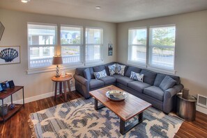 TV, fireplace, DVD player - Pacific Paradise Beach House - Oyhut Bay Seaside Village (Ocean Shores)