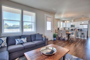 TV, fireplace, DVD player - Pacific Paradise Beach House - Oyhut Bay Seaside Village (Ocean Shores)