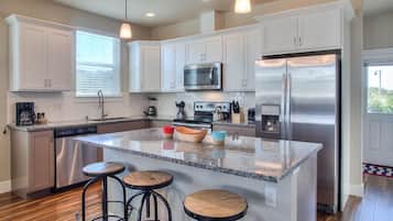 KĂŒhlschrank, Mikrowelle, Ofen, Herdplatte