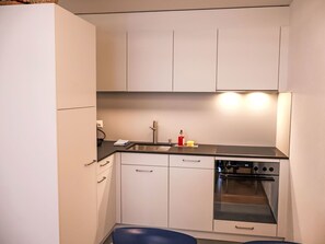 Kühlschrank, Ofen, Geschirrspüler, Kochgeschirr/Geschirr/Besteck