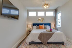 4 slaapkamers, een bureau, een strijkplank/strijkijzer, reisbedje