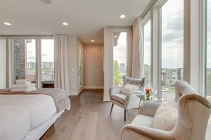 4 室のベッドルーム、デスク、アイロン / アイロン台、旅行用ベビーベッド