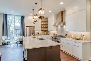 Fridge, microwave, oven, stovetop - The Dove - Downtown Modern-Huge Rooftop Deck-Gulch (Nashville)